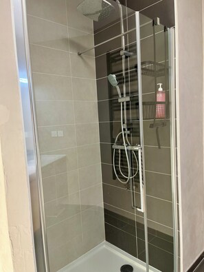 Dusj, hårføner, håndklær og såpe