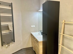 Regadera, secadora de cabello, toallas, jabón