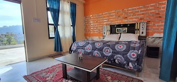 Habitación individual clásica, vistas a la montaña | Espacio para trabajar con un portátil y tabla de planchar con plancha