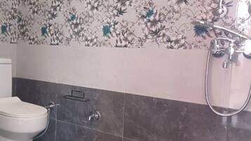 Ducha, pantuflas, jabón, shampoo
