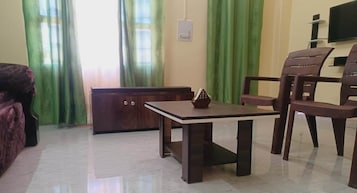 Habitación Deluxe con 1 cama doble o 2 individuales | Espacio para trabajar con un portátil y tabla de planchar con plancha
