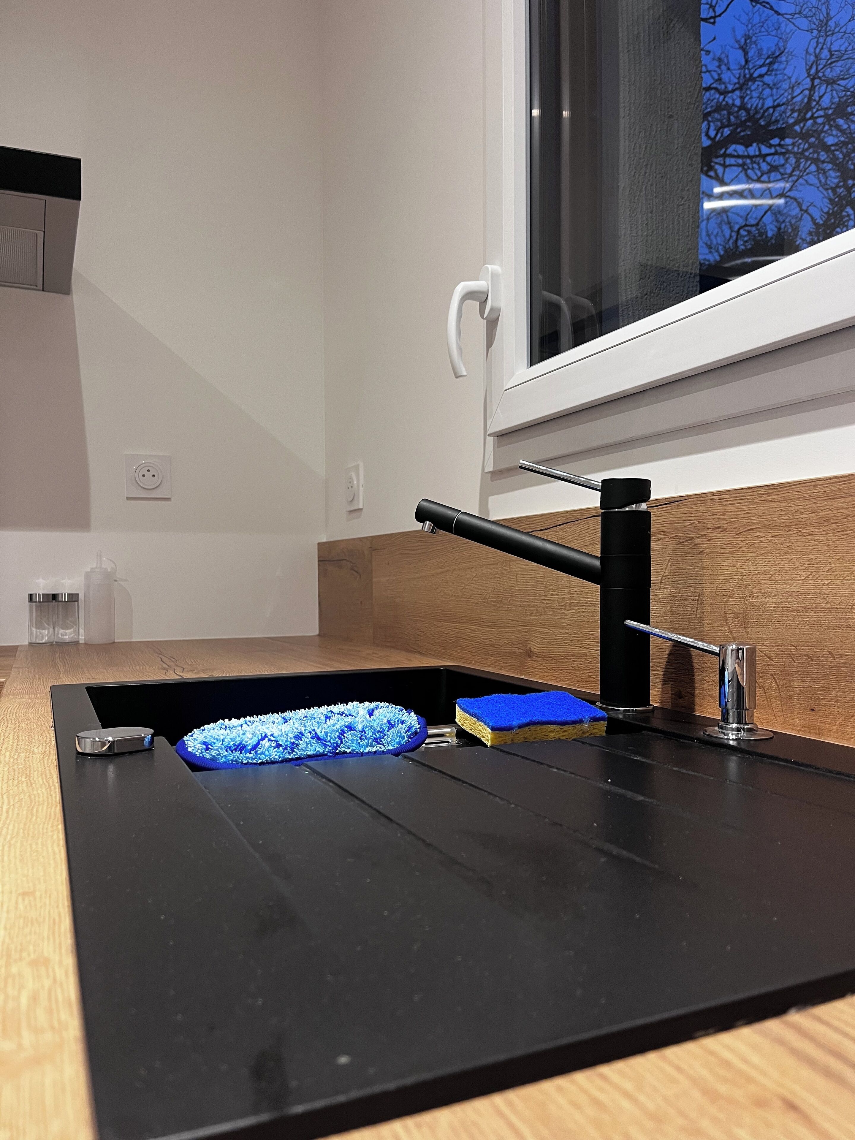 Een haardroger, handdoeken, zeep, shampoo