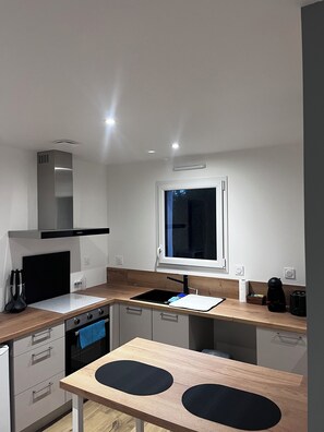 Refrigerador, microondas, horno, placa de cocina