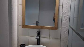 Douche, sèche-cheveux, serviettes fournies, savon