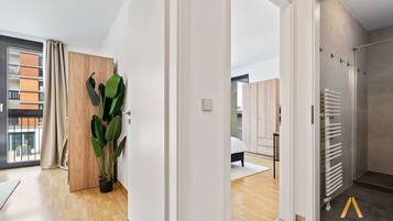 2 habitaciones, escritorio, tabla de planchar con plancha y wifi