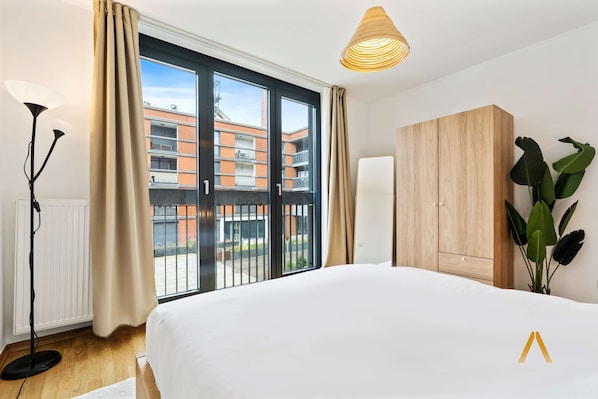 2 bedrooms, desk, iron/ironing board, WiFi