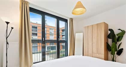 Modern Apt with Balcony, Fast WiFi & Amenities