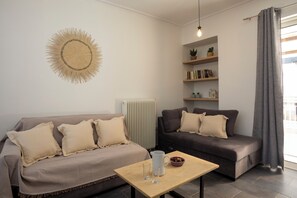 Comfort-íbúð - 1 meðalstórt tvíbreitt rúm með svefnsófa - reyklaust | Stofa | 40-tommu snjallsjónvarp með kapalrásum, bækur.