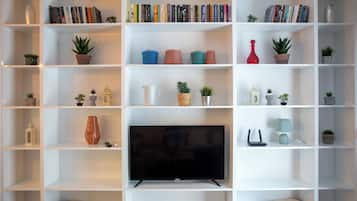 Apartamento clássico, 2 quartos, para não fumantes, sacada | Área de estar | Smart TV 40 polegadas com canais a cabo, livros