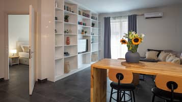 Apartamento clásico, 2 habitaciones, no fumadores, balcón | Comedor