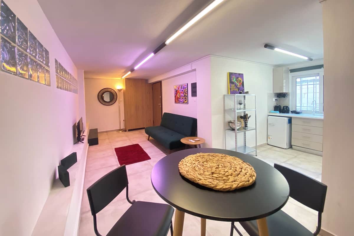 Economy Studio, 1 Queen Bed with Sofa bed, Non Smoking | Living area | 40-inch Smart TV with cable channels, books