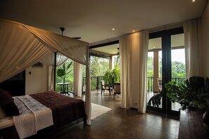 4 bedrooms, iron/ironing board, WiFi, bed sheets - Escape to Paradise: Jungle-Backed Villa Retreat (Ubud)