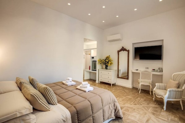 1 habitación, caja de seguridad en la habitación y escritorio