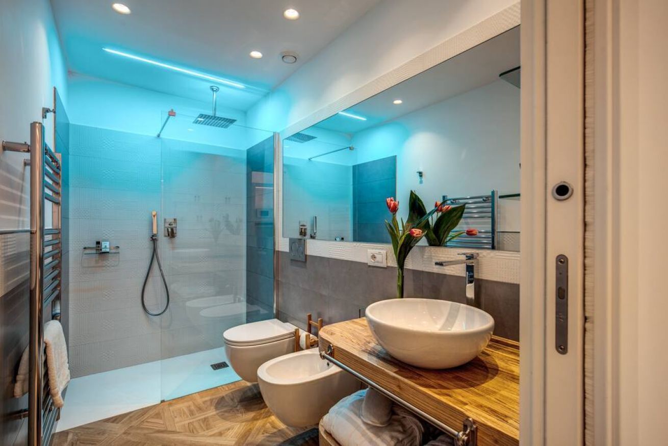 Doccia, asciugacapelli, bidet, asciugamani