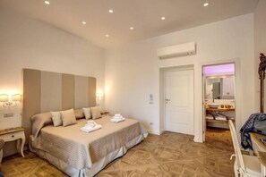 1 habitación, caja de seguridad en la habitación y escritorio 