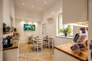 Dining - Sorrento Square Suites – Capri Suite with Balcony Overlooking Piazza Tasso (Sorrento)