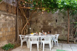 Outdoor dining - Residenza Madonna – Style, Sea & Private Parking in Meta’s Heart 🚗🌊 (Meta)