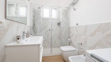 Doccia, asciugacapelli, bidet, asciugamani