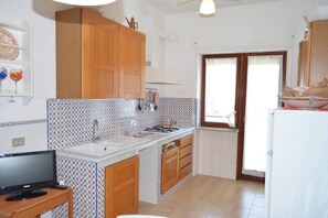 Fridge, microwave, stovetop, coffee/tea maker - Casa Sofia, apartment with sea view in Sorrento (Sorrento)