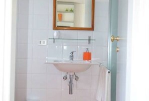 Dusche, Haartrockner, Bidet, Handtücher