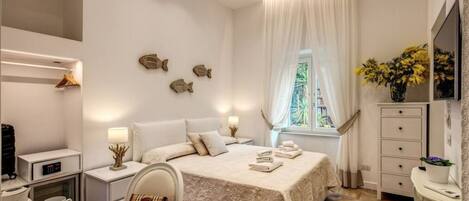 1 bedroom, in-room safe, desk, iron/ironing board