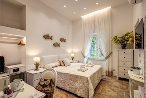 1 Schlafzimmer, Zimmersafe, Schreibtisch, Bügeleisen/Bügelbrett