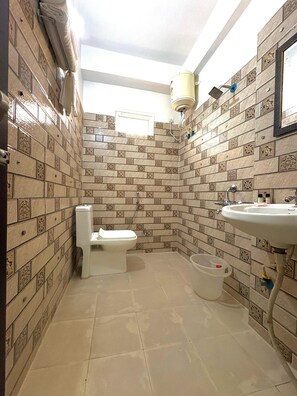 Familien-Vierbettzimmer, Stadtblick | Badezimmer | Dusche, Handtücher, Shampoo, Toilettenpapier