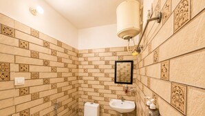 Deluxe Double Room | Bathroom | Shower, towels, shampoo, toilet paper - Hotel Royal Central Haridwar (Haridwar)