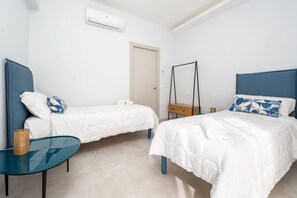 3 室のベッドルーム、セーフティボックス (室内)、アイロン / アイロン台、旅行用ベビーベッド