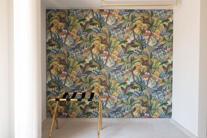 A room with a patterned wallpaper, a gold-framed chair, and a white floor. - Surya | Elegant Apartment with Balcony in the Heart of Sorrento (Sorrento)