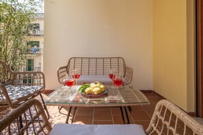 Property grounds - Surya | Elegant Apartment with Balcony in the Heart of Sorrento (Sorrento)
