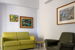 Living area - Surya | Elegant Apartment with Balcony in the Heart of Sorrento (Sorrento)