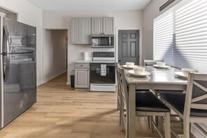 Frigorifero, microonde, forno, piano cottura