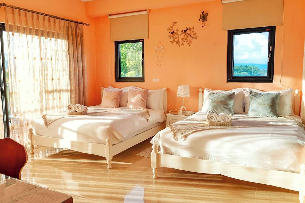 5 habitaciones, escritorio y espacio para trabajar con laptop