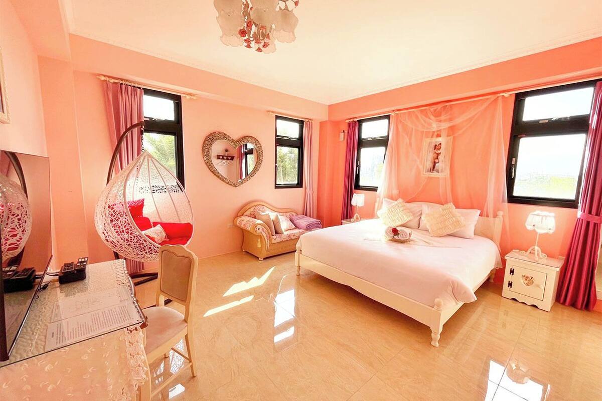 5 habitaciones, escritorio y espacio para trabajar con laptop