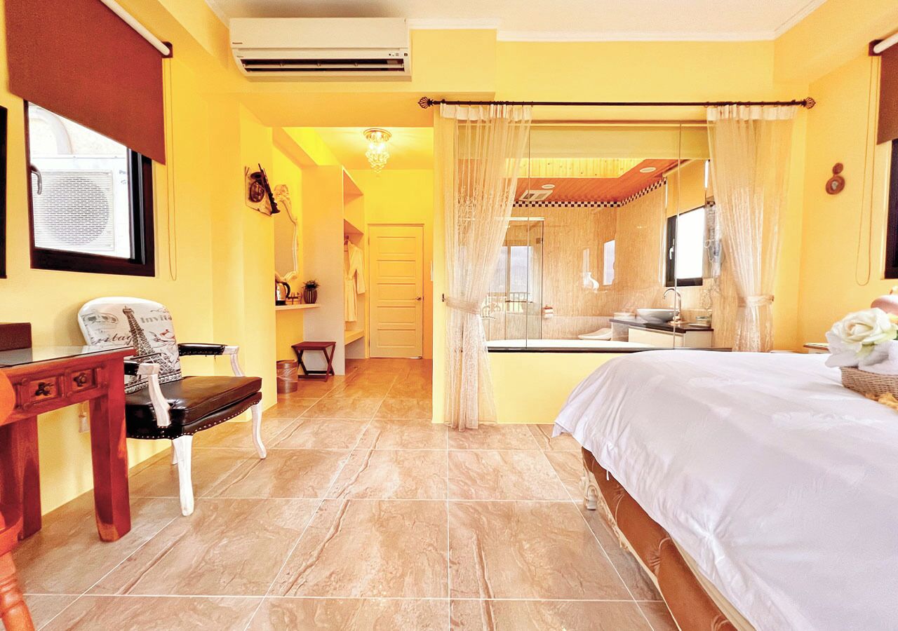 Quarto casal luxo, sacada, vista para o jardim | Escrivaninha, espaço de trabalho para notebook, Wi-Fi de cortesia