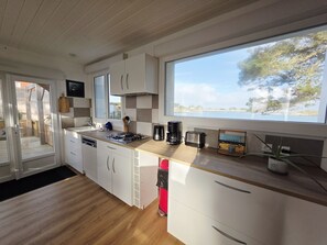 Réfrigérateur, micro-ondes, lave-vaisselle, cafetière/bouilloire