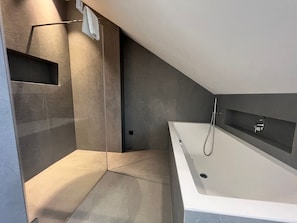 Haartrockner, Handtücher, Seife, Toilettenpapier