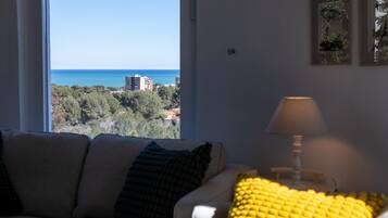 Smart TV, fireplace, ping pong