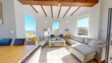 Smart TV, fireplace, ping pong