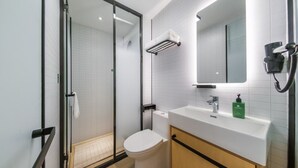 Habitación básica con 2 camas individuales | Baño | Ducha, secador de pelo, toallas y champú