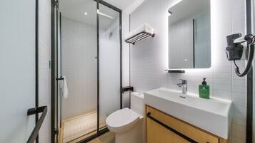 Habitación básica con 2 camas individuales | Baño | Regadera, secadora de cabello, toallas, shampoo