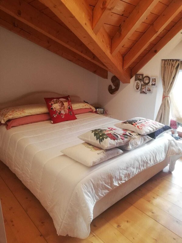 2 bedrooms, iron/ironing board, bed sheets