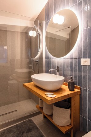 Dusche, Haartrockner, Bidet, Handtücher