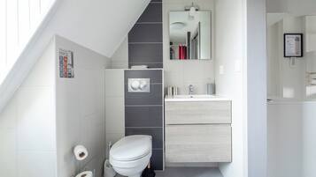 Douche, sèche-cheveux, serviettes fournies, savon