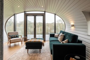 Flat-screen TV - Unique 1 BD Eco-Retreat in Old Chalford (Chipping Norton)