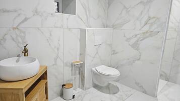 ヘアドライヤー、タオル、石鹸、トイレットペーパー