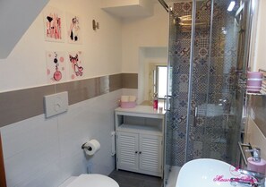 Shower, bidet, towels, soap