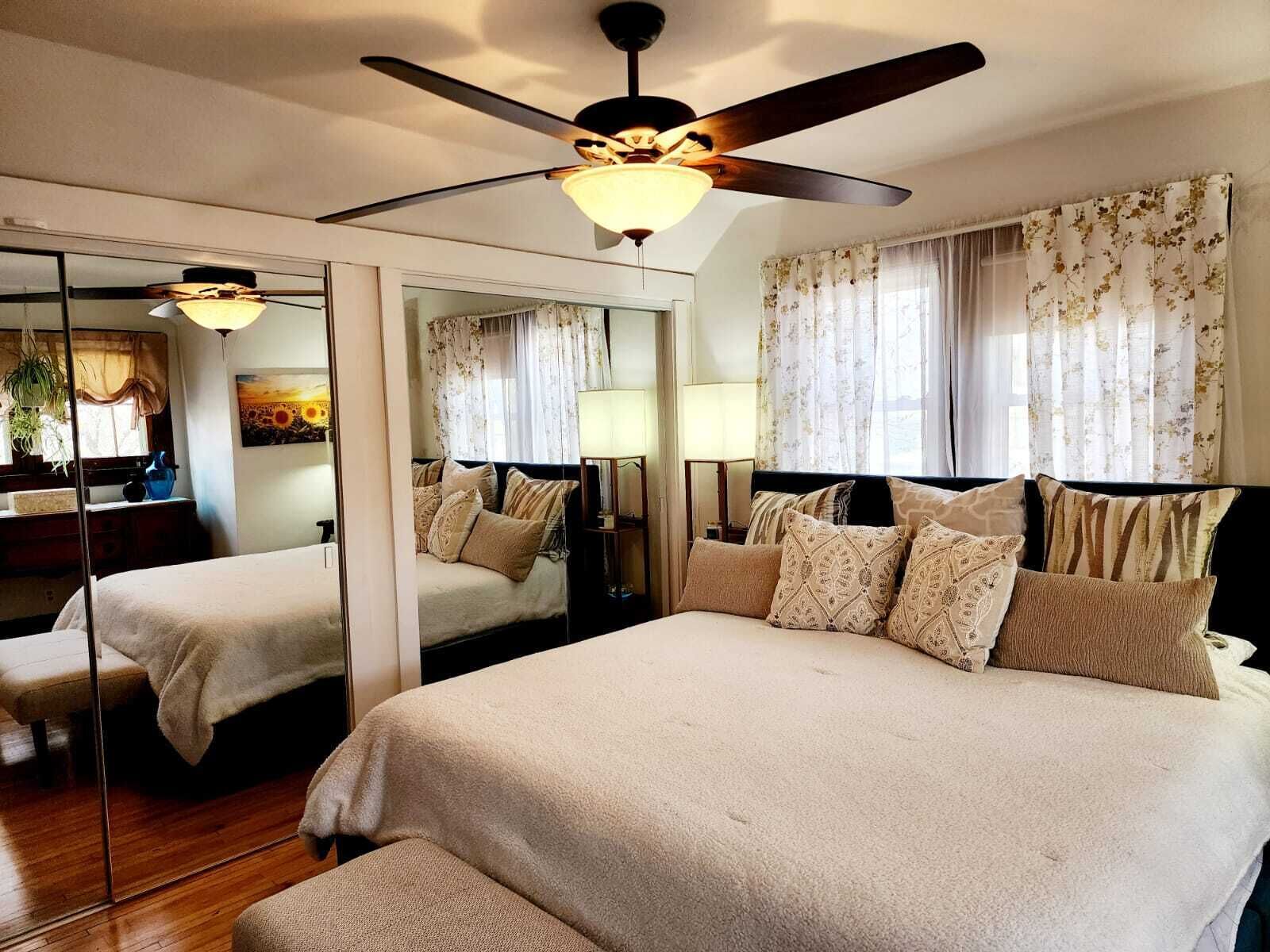 1 makuuhuone, työpöytä, silitysrauta/-lauta, vauvan matkasänky