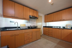 家庭公寓 | 私人廚房 | 電冰箱、微波爐、電鍋、鍋具/餐盤/廚房用品
